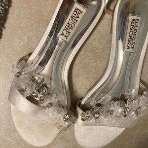 Badgley Mischka Candace Floral Embellished Satin White Flats Size 6